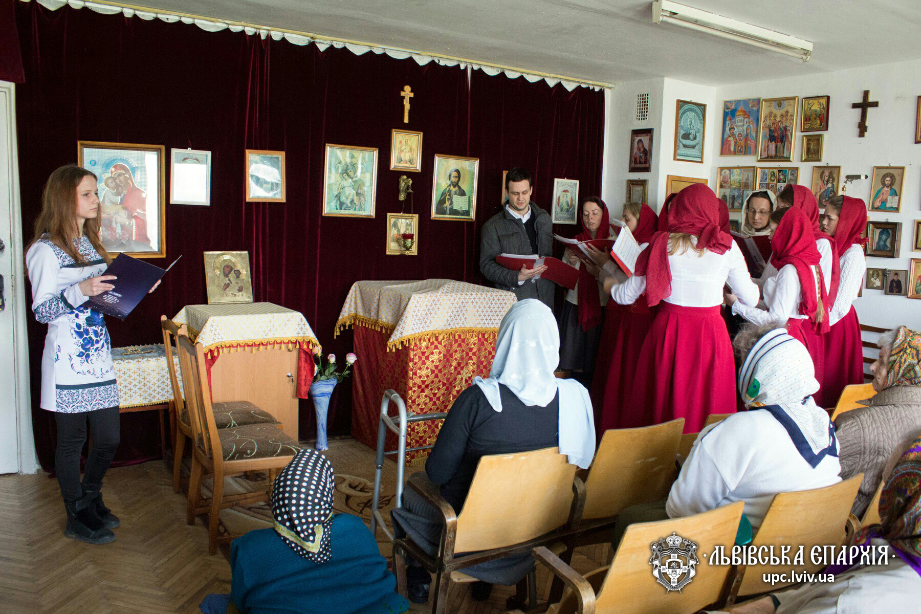 Молодь Свято-Георгіївського храму привітала з Пасхою людей похилого віку