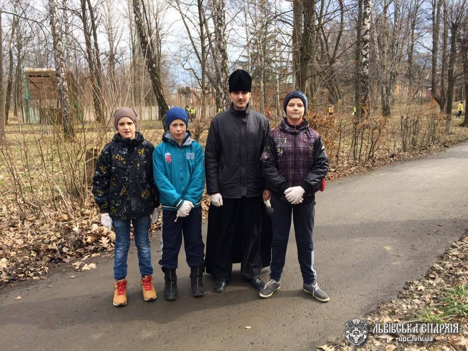 Активісти майбутнього духовно-патріотичного клубу «Покровський» взяли участь у прибиранні Бориславського міського парку