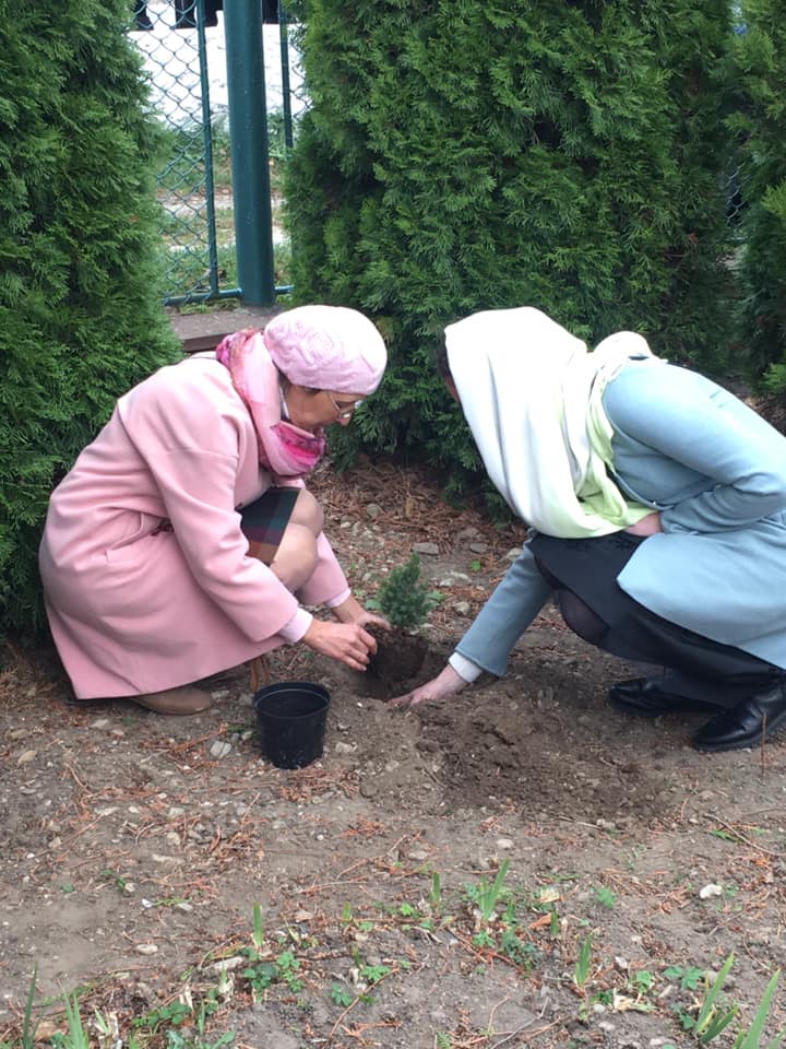 Біля Покровської церкви на Мразниці висадили дерева в рамках Всеукраїнського проекту «Пам’ятне дерево»
