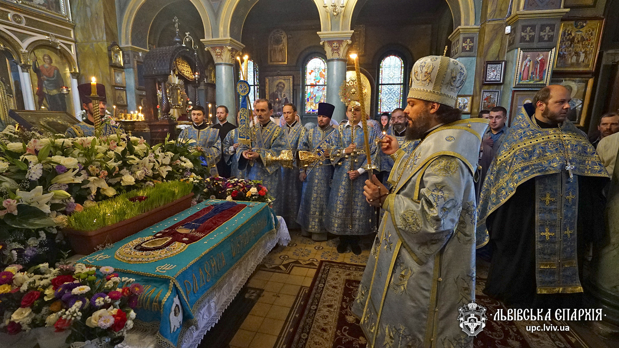 Архієпископ Філарет звершив всенічне бдіння з чином погребіння Плащаниці Богородиці
